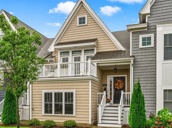 8 Daisy Ln, Plymouth, MA 02360