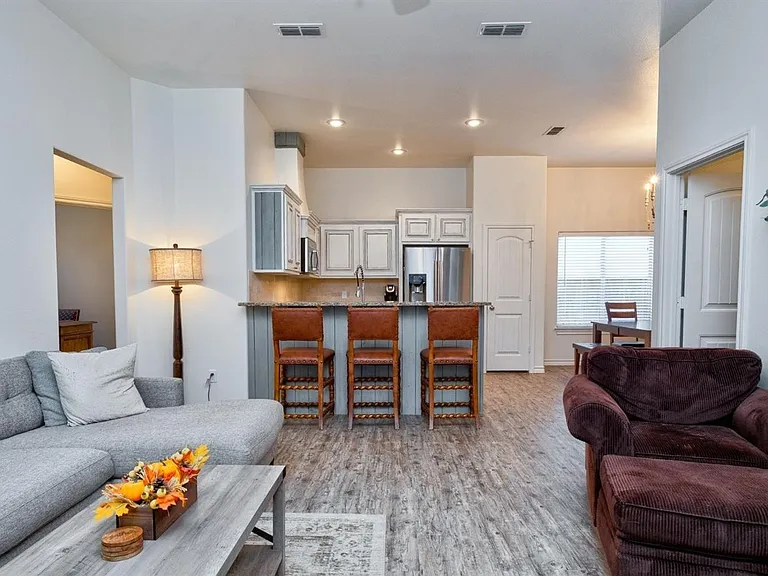 10408 Fulton Ave — Photo 3