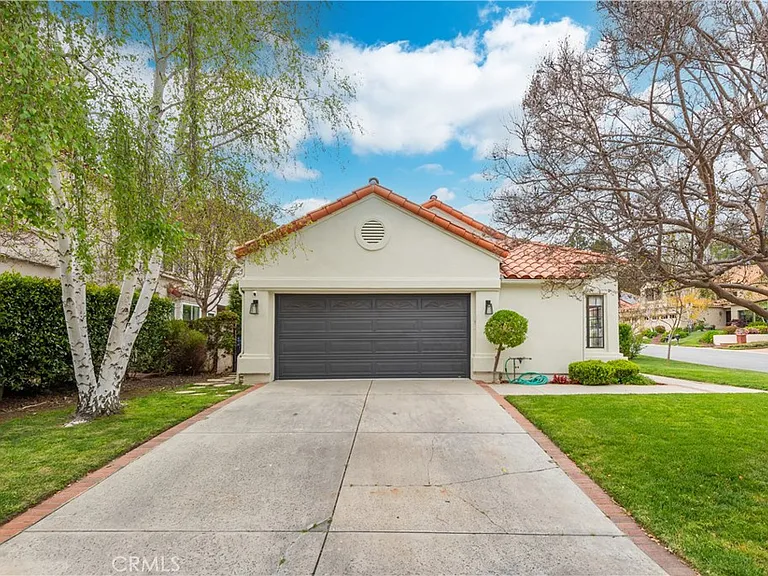 729 Maywood Ct — Photo 2