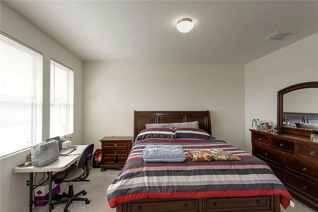4 bed, 2.5 bath, 2002 sqft, $2,295 — Photo 4