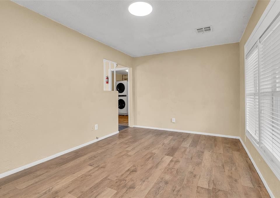 1st image of 909 Holly Ln