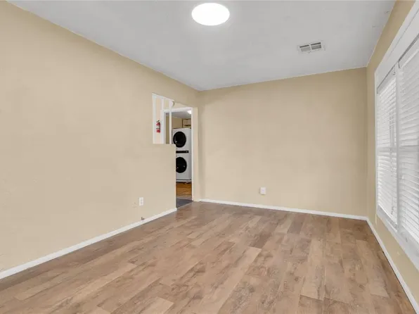 909 Holly Ln, Midwest City, OK 73110