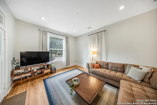 509 W Mistletoe Ave — Photo 4