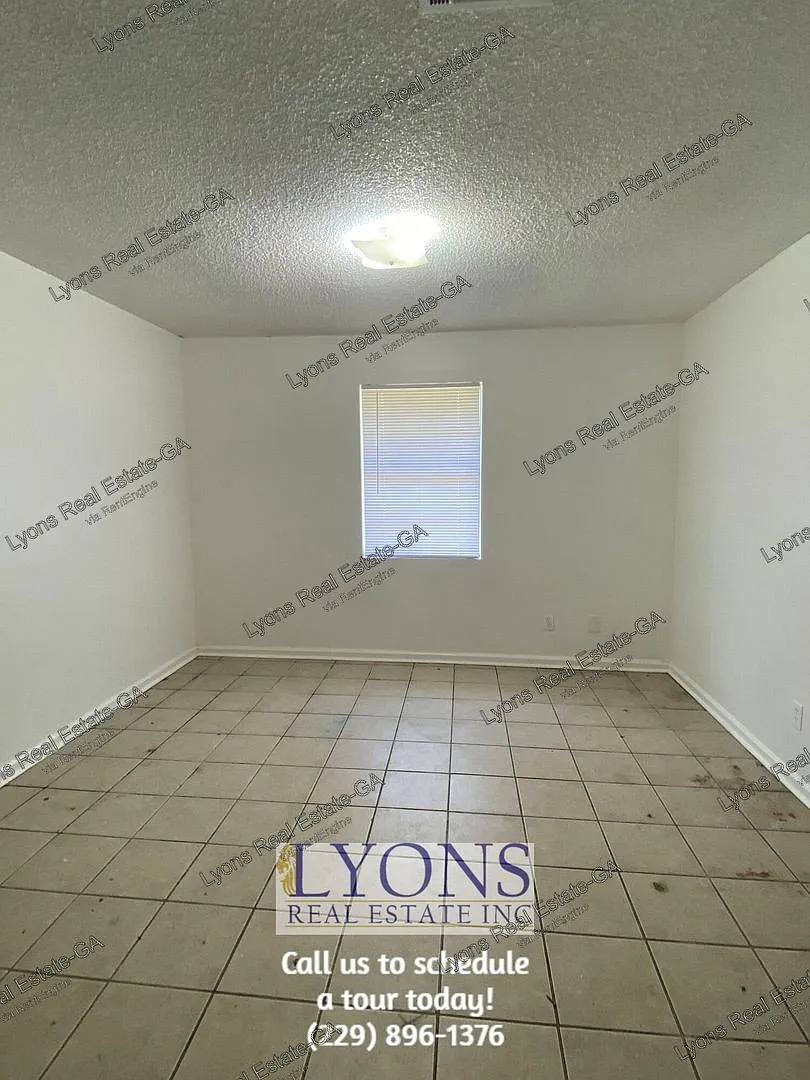 2 bed, 1.0 bath, 825 sqft, $850 — Photo 2