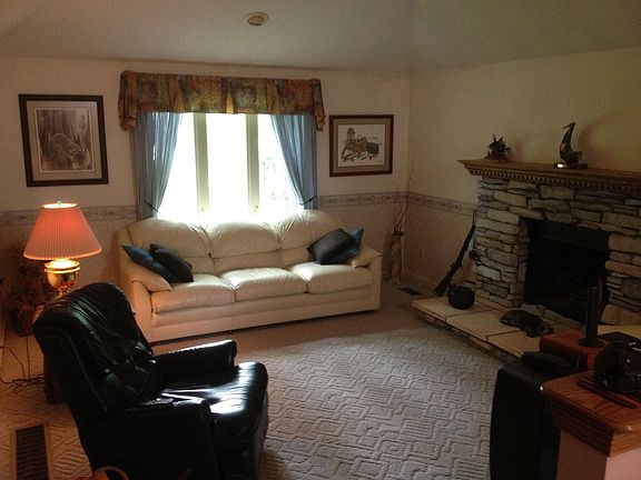 Family Room w/Creekstone Fireplace & Gas Logs