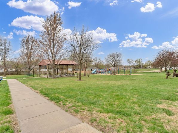 210 W 8th St, Auburn, KS 66402