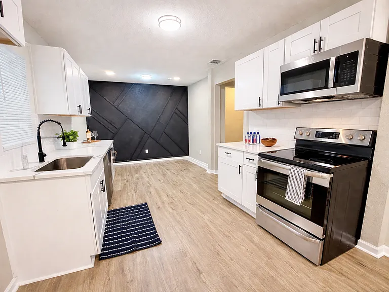 215 E Lubbock St — Photo 8