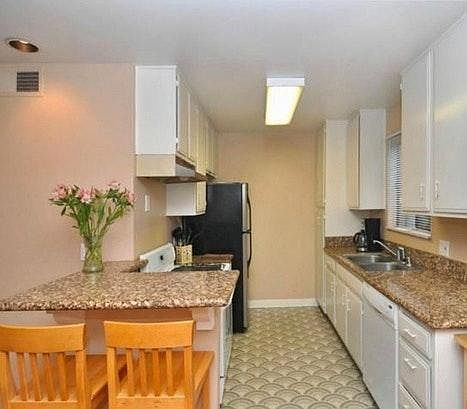 2nd image of 5848 Hazeltine Ave APT 3