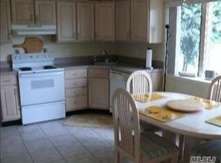 7 Willowood Dr, Wantagh, NY 11793