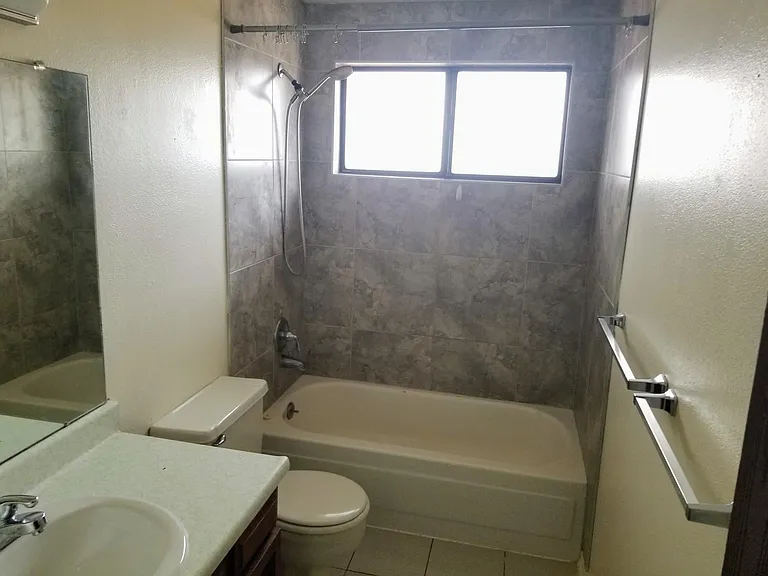 Upstairs full bathroom.