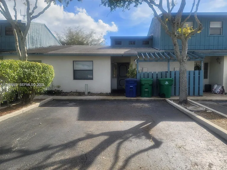 6948 SW 36th Ct #16-Z — Photo 1