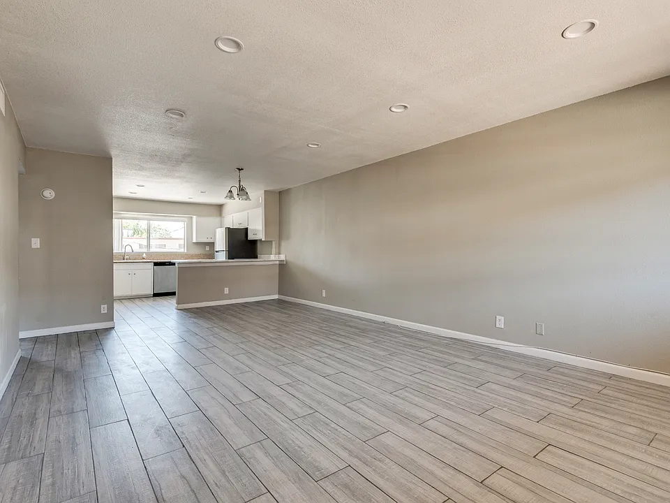 356 E Desert Inn Rd #207