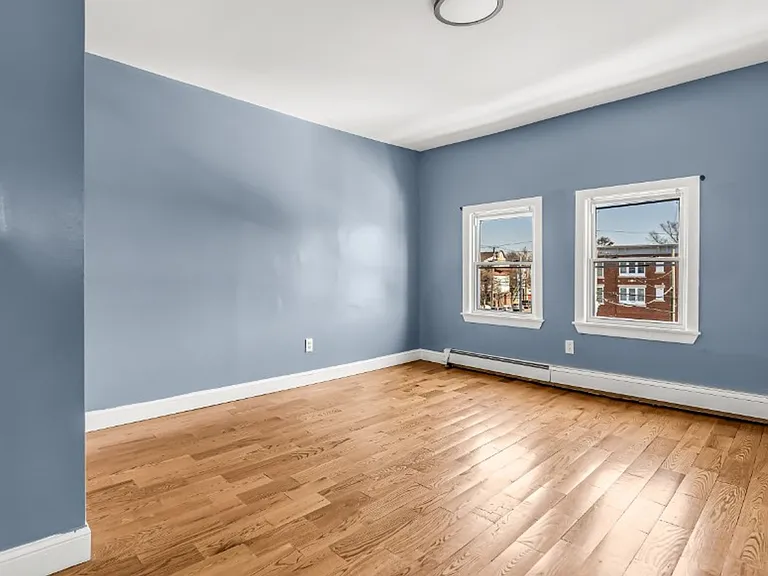 1322 Stratford Ave — Photo 6