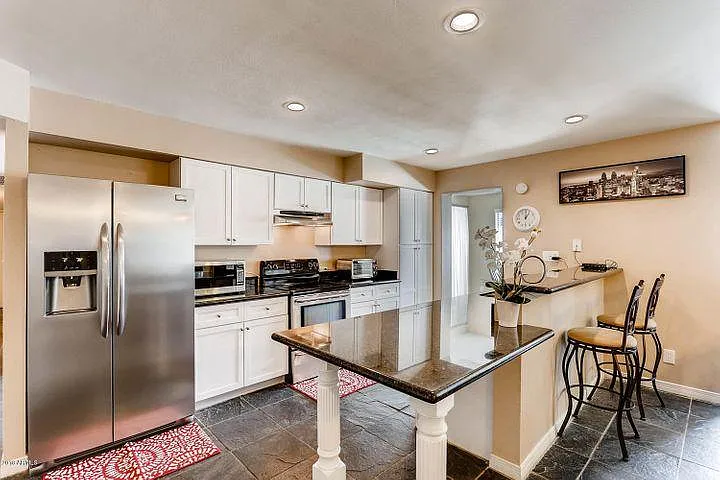 1911 E Huntington Dr — Photo 4