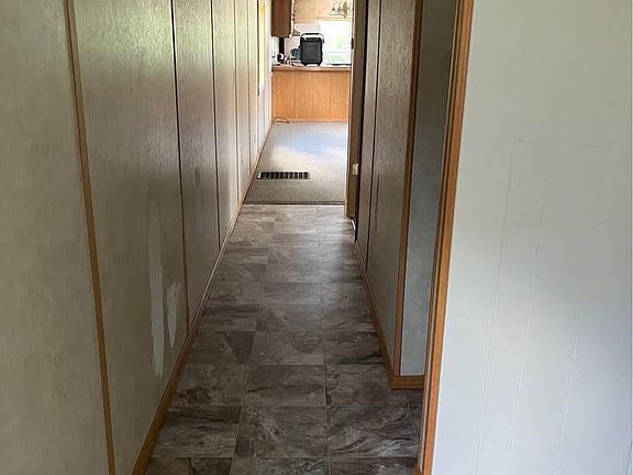 4th image of 1060 Industrial Ave