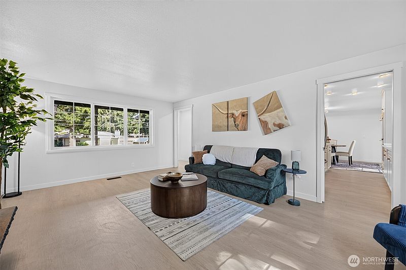 3rd image of 33907 23rd Avenue SW