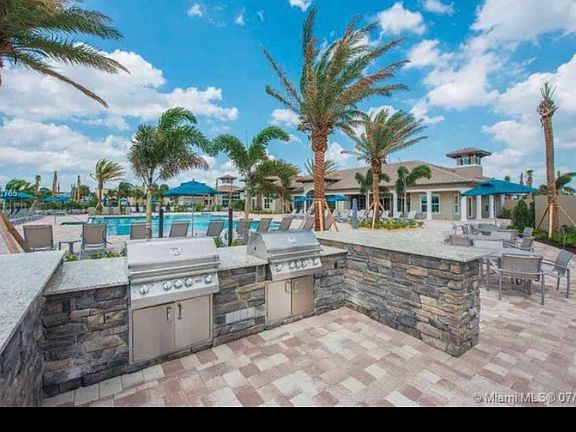 3rd image of 909 Banyan Dr