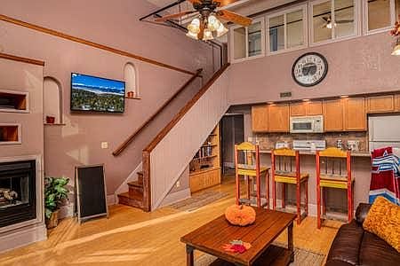 4th image of 211 W 2nd St #101