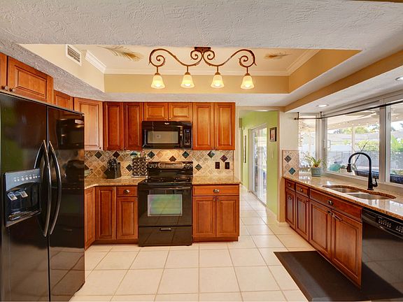 3rd image of 11290 NW 42nd St