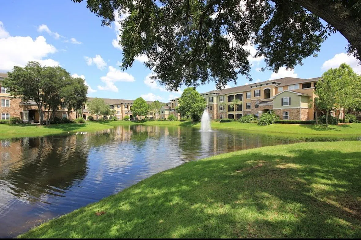 3 bed, 2.0 bath, 1289 sqft, $1,995 — Photo 2