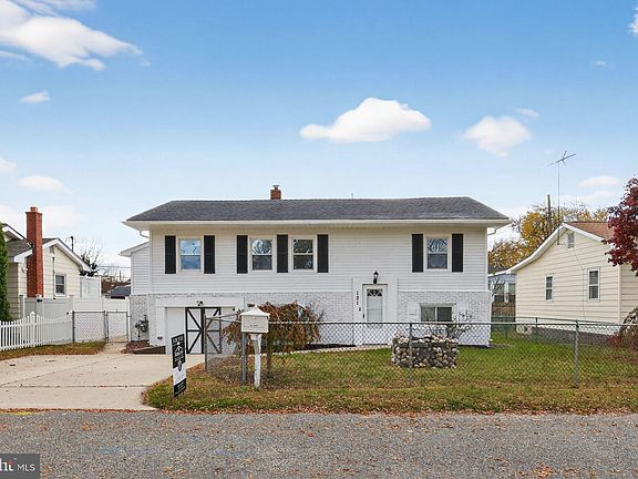 2nd image of 121 Ash St