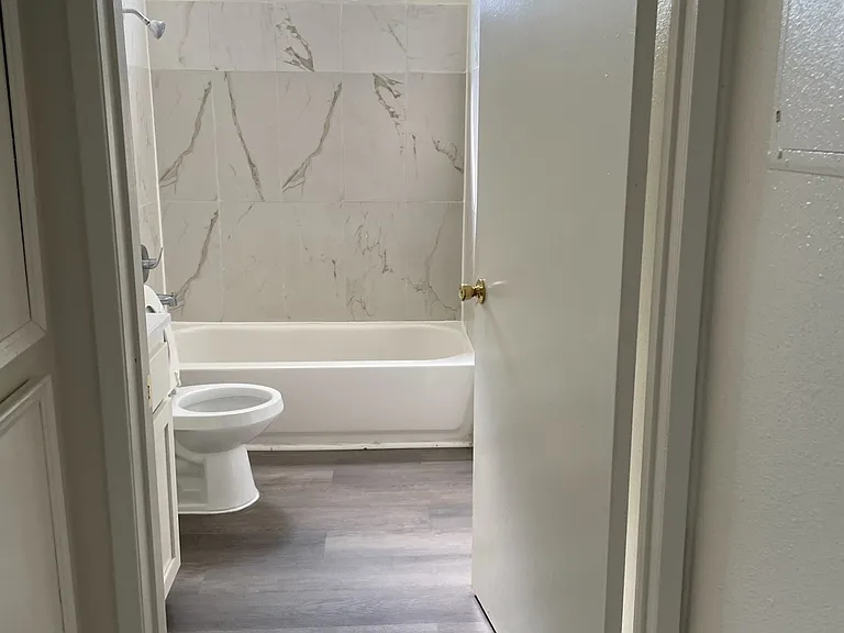 2100 W Devonshire Ave #4 — Photo 4