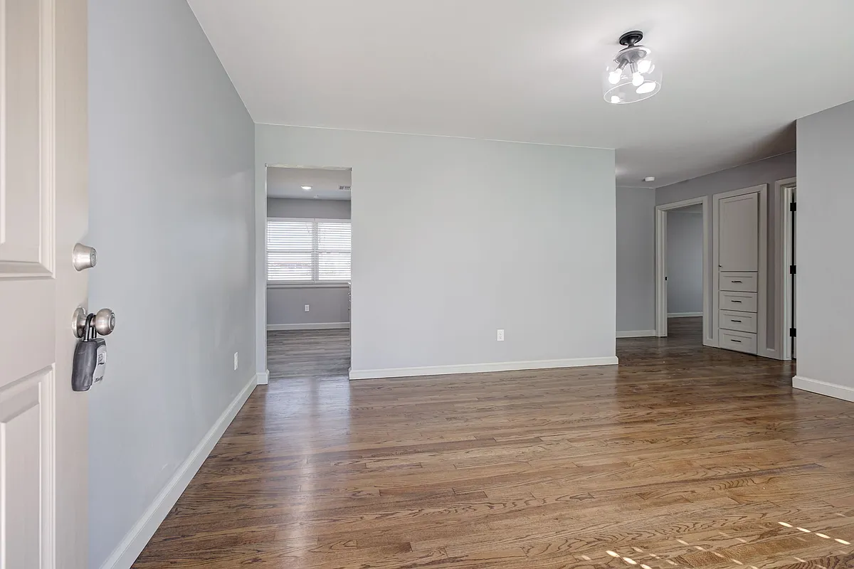 Entrance view - 1219 Leslie Ln