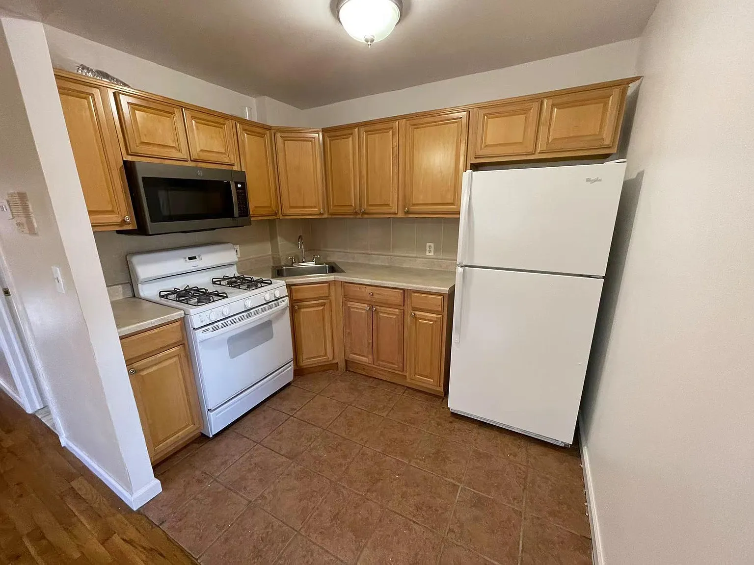 3 bed, 1100 sqft, $2,950 — Photo 3