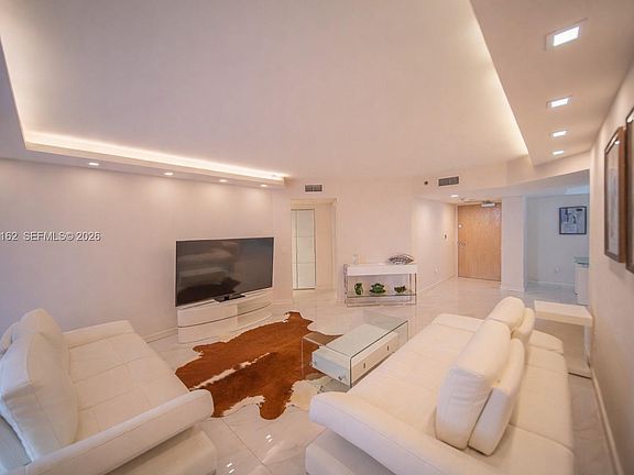 3rd image of 16445 Collins Ave APT 425