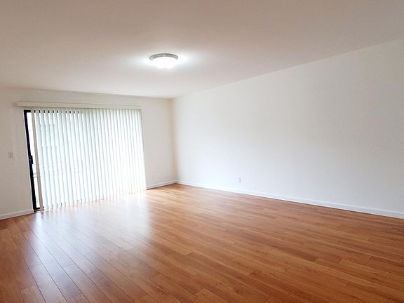3rd image of 5335 Yarmouth Ave APT 101