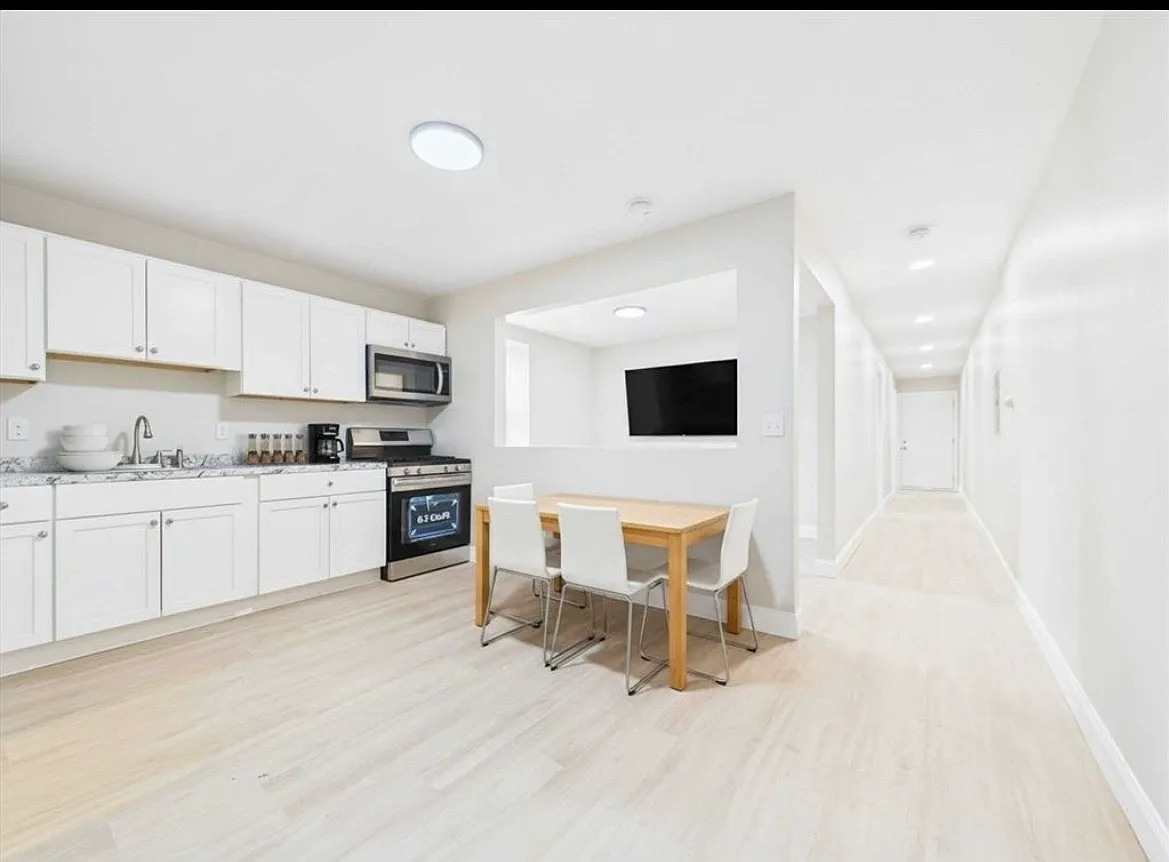 3 bed, 800 sqft, $2,000 — Photo 1