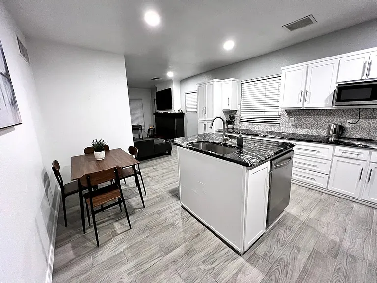 Full Kitchen with Dining Table