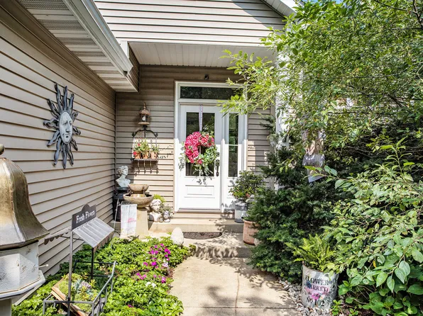239 Fairway Ct, Plainwell, MI 49080