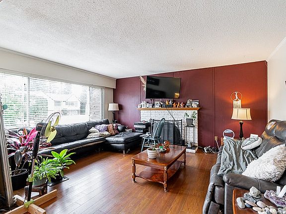 4th image of 11380 75b Ave