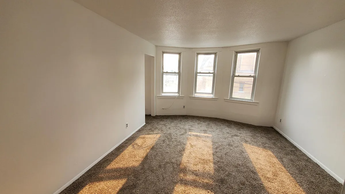 Building Photo - 141 Cable St #3