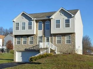 303 Diamond Dr, Coraopolis, PA 15108