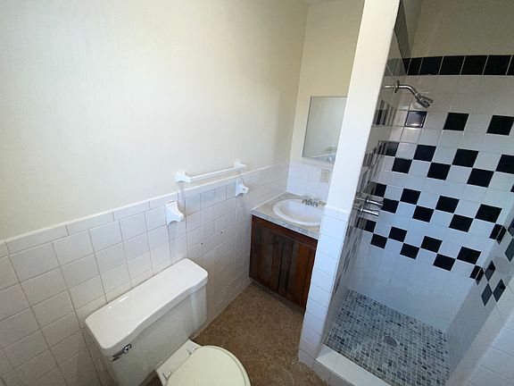 4th image of 105 N Clark St #302