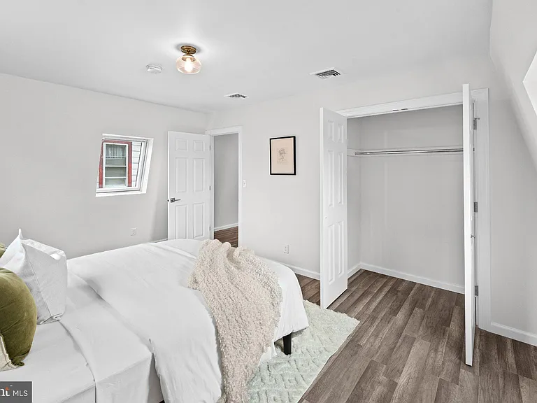 255 S 6th Ave — Photo 17