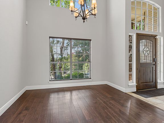 4th image of 922 Riverstone Dr