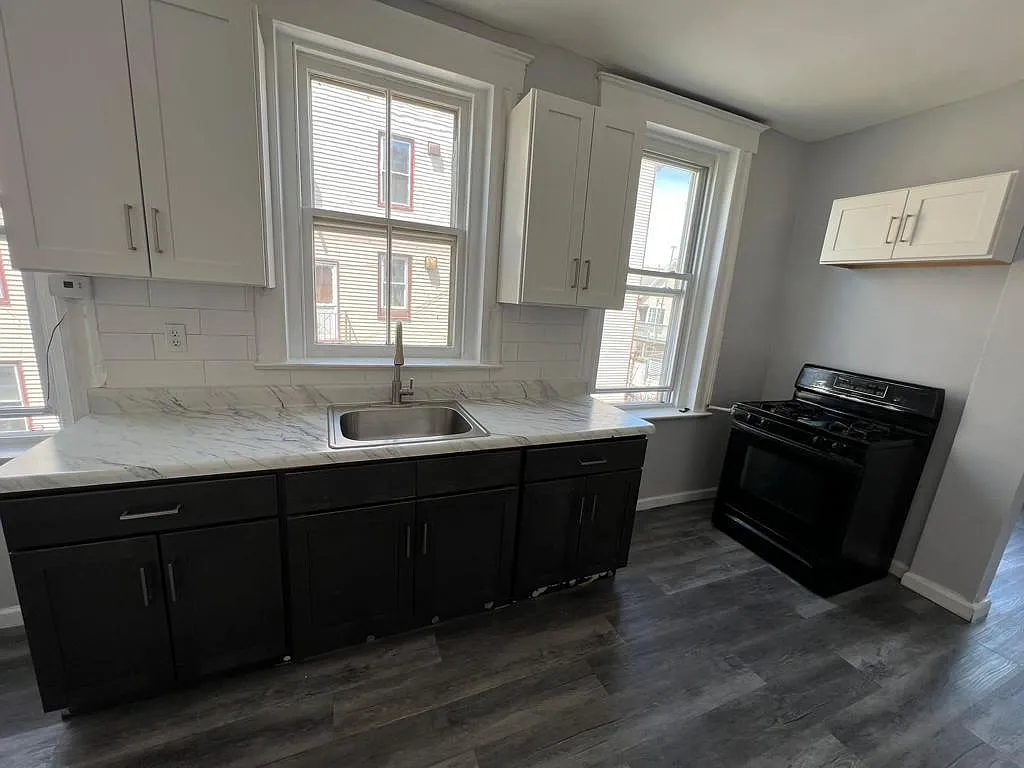 3 bed, 1000 sqft, $1,800 — Photo 2