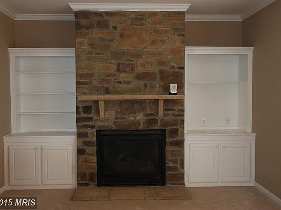 Gas fireplace w/stone hearth