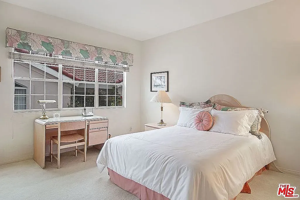 Building Photo - 2025 S Beverly Glen Blvd #403