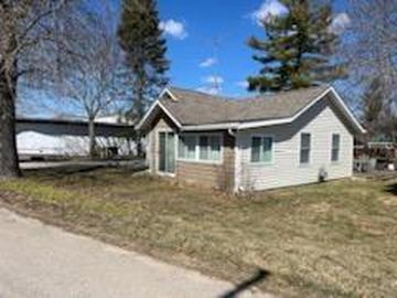 105 Clarence St, Houghton Lake Heights, MI, 48630