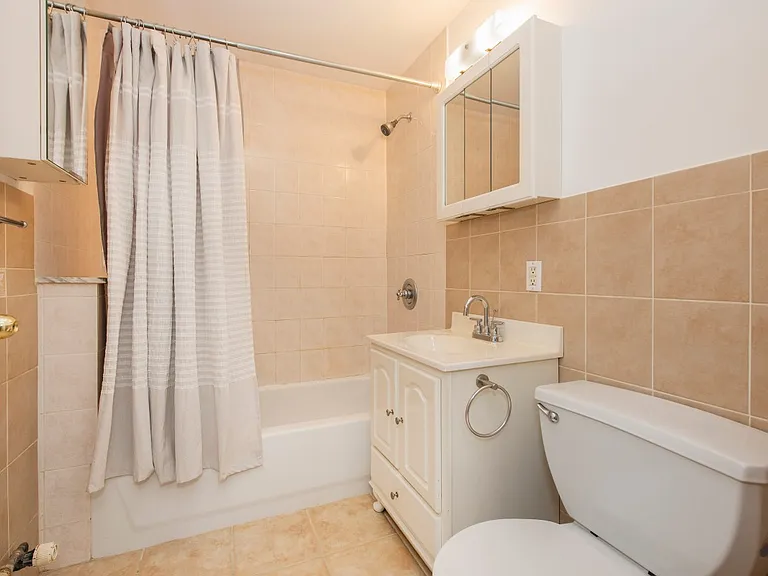 421 E 12th St #7 — Photo 5