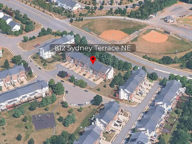 812 Sydney Ter NE — Photo 3