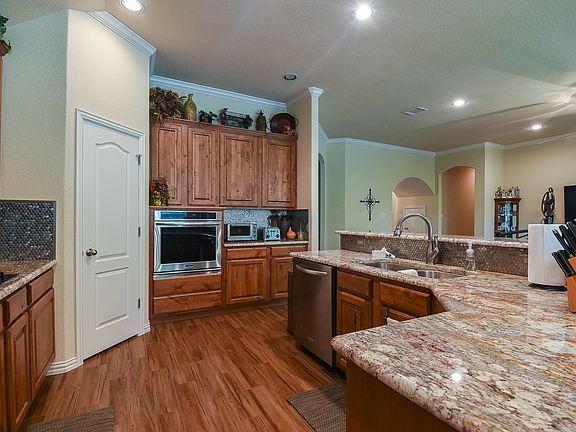 5th image of 1209 Greenwood Dr