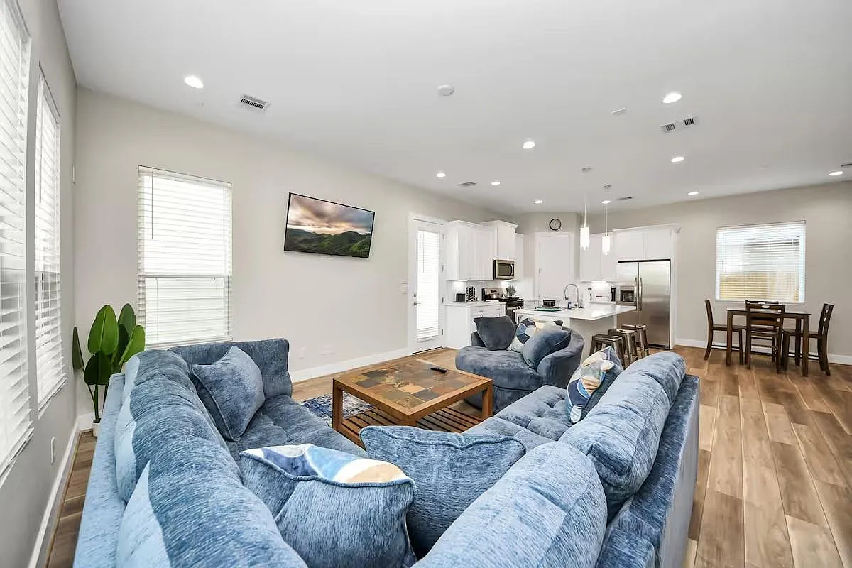 3 bed, 2.5 bath, 1953 sqft, $2,600 — Photo 3