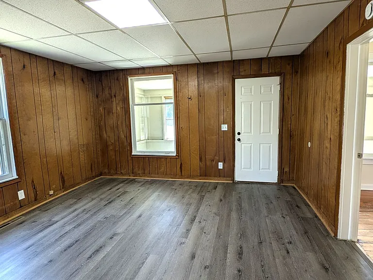 370 Monroe Ave — Photo 3