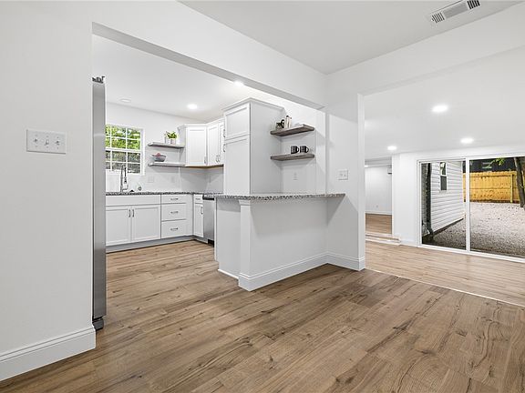 3rd image of 211 Lincoln Ave