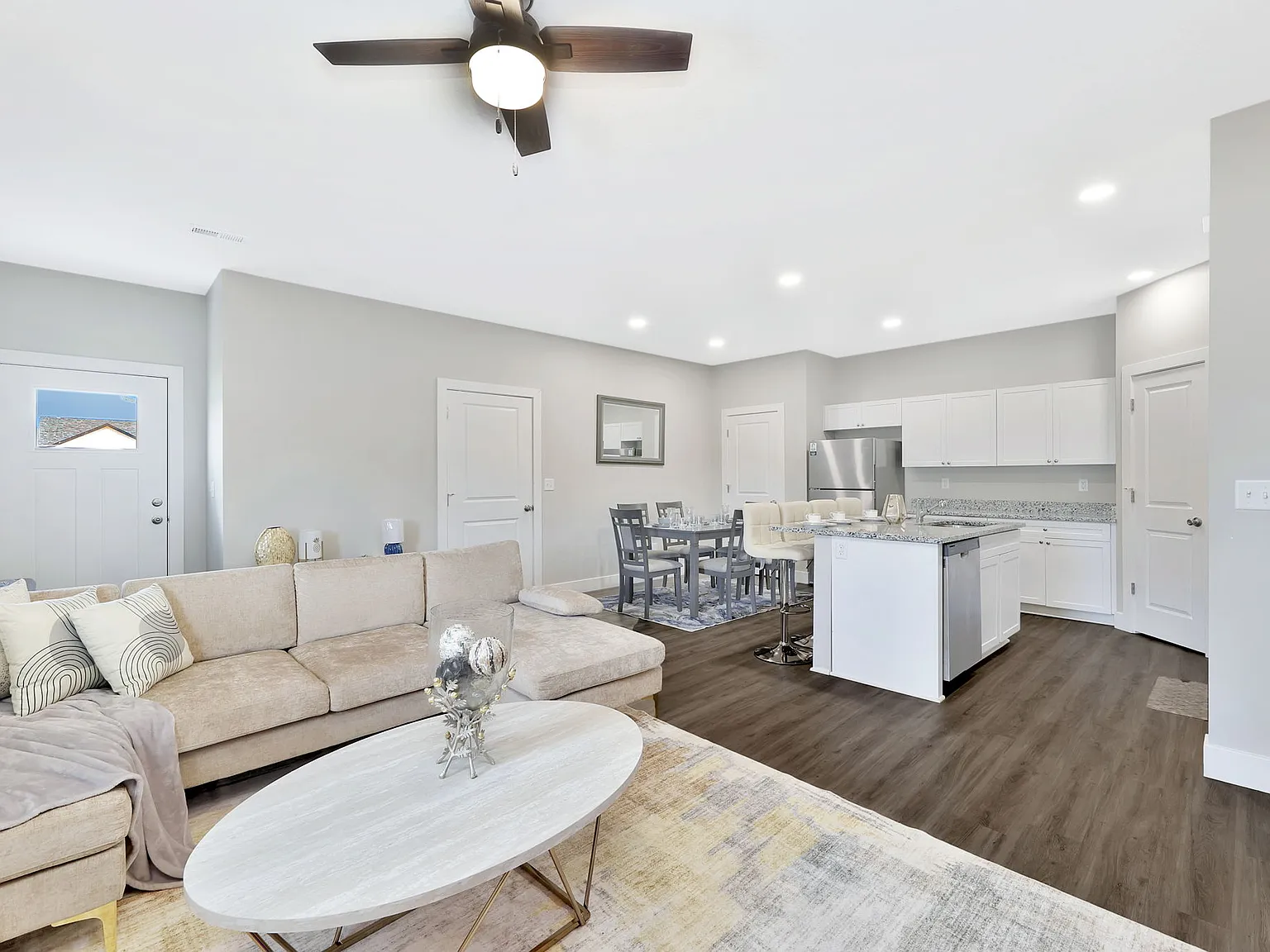 3 bed, $4,000 — Photo 2